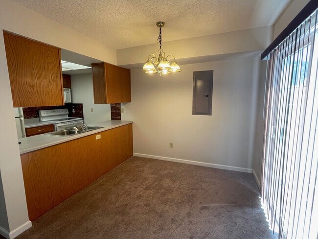 Building Photo - Great Location!  Townhouse with a Garage