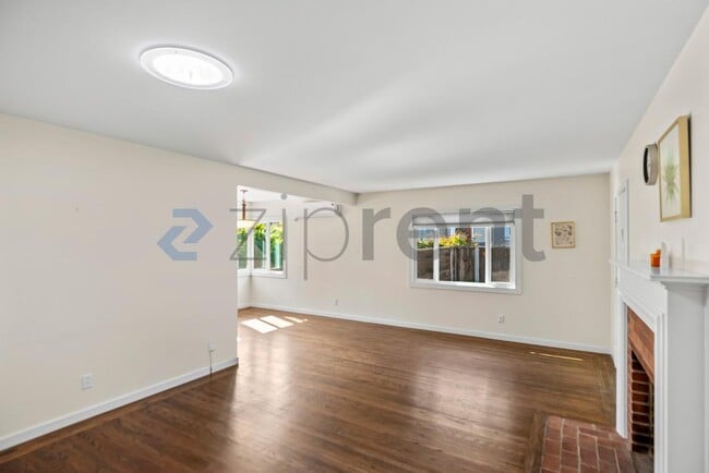 Building Photo - 319 Iris Way