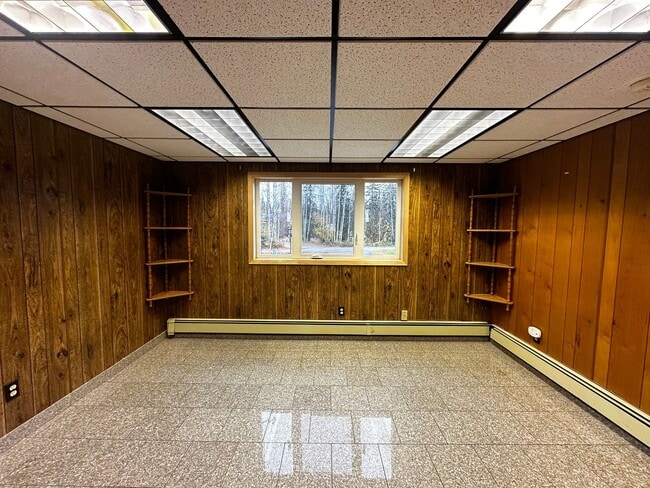 Building Photo - 2bed/1bath Upper Unit/No Garage/ Pets Nego...