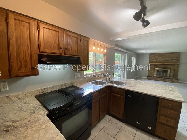 Building Photo - 10870 Stuart Cir