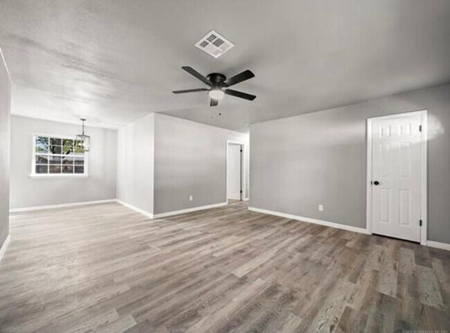 Building Photo - Beautiful Renovated 3 Bedroom Ready Late May