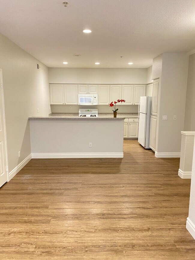 Building Photo - Great first floor corner unit!!