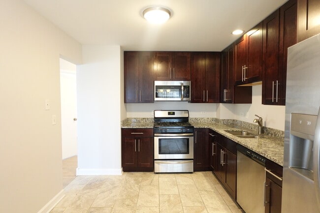 Building Photo - 881 Essex Cir