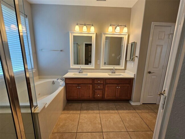 Building Photo - 2244 Waxwing Dr