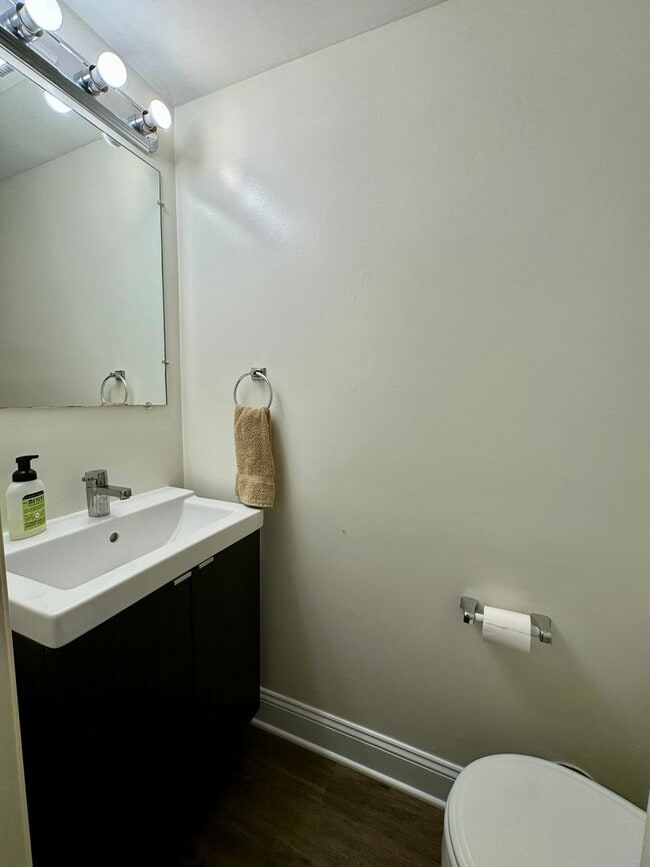 Building Photo - Comfortable Townhome in a Haymarket Square Community