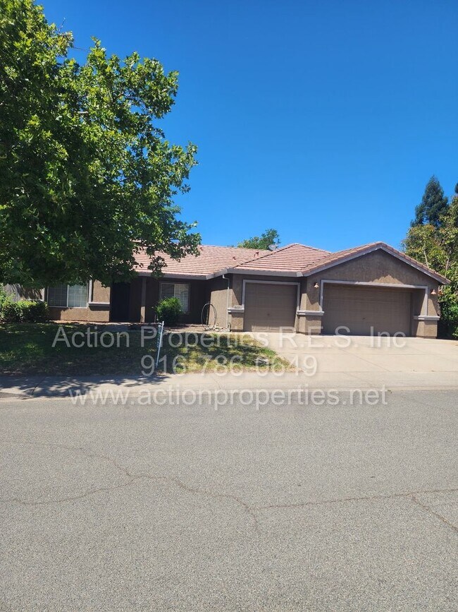 Building Photo - West Roseville 3 bedroom 2 bathroom 1406 sqft Three Car Garage Walking to Wood Creek High