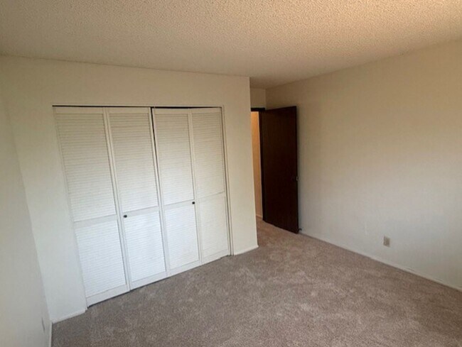 Building Photo - College Gardens