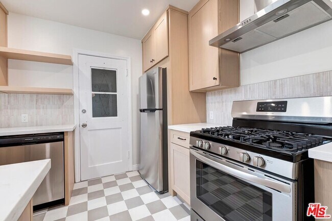 Building Photo - 405-404 Shirley Pl