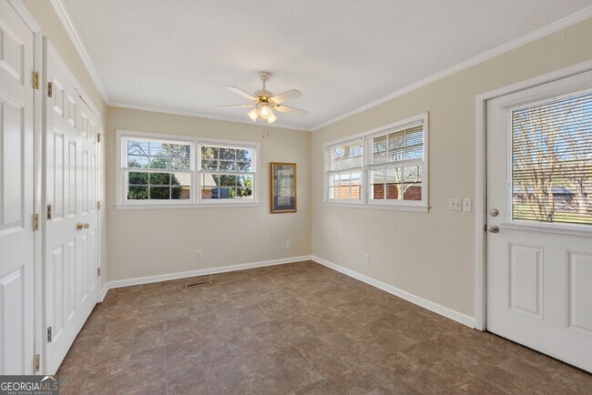 Building Photo - 741 East Ave