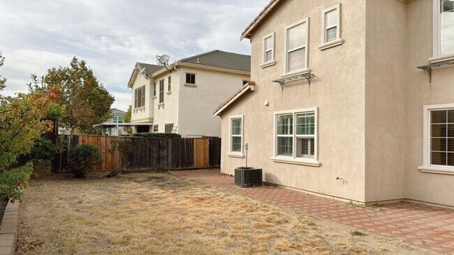 Building Photo - MOVE IN SPECIAL!!!! Month of November free
