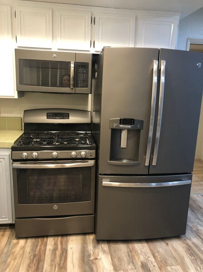 Building Photo - Beautiful upgraded 3b/2b home for rent in ...