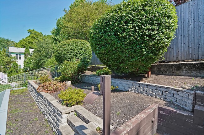 Building Photo - HUGE THREE BED IN SOMERVILLE!!!!!!!!
