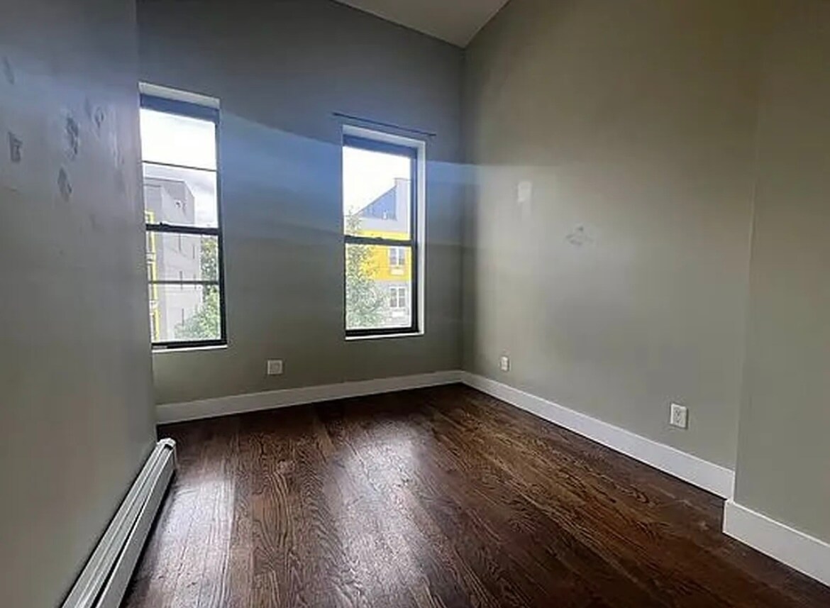 Building Photo - 165 Covert St