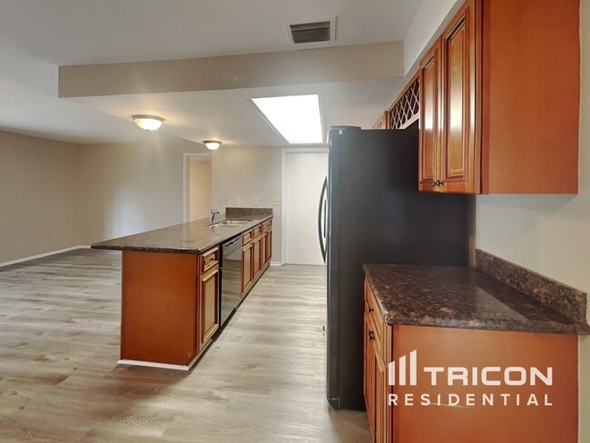 Building Photo - 730 College Hill Dr
