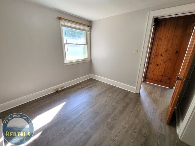 Building Photo - 915 Blowing Rock Rd