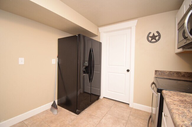 Building Photo - Updated 5 Bed West Valley Gem with Great Layout & Outdoor Living Space!!