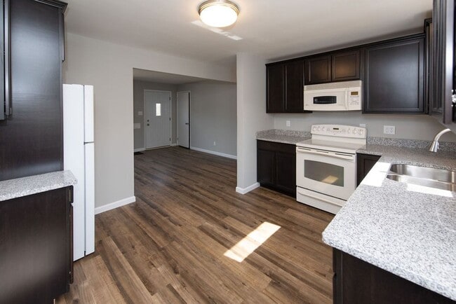 Building Photo - COVEDALE - 3+ bedroom brick cape cod  with one garage built in garage