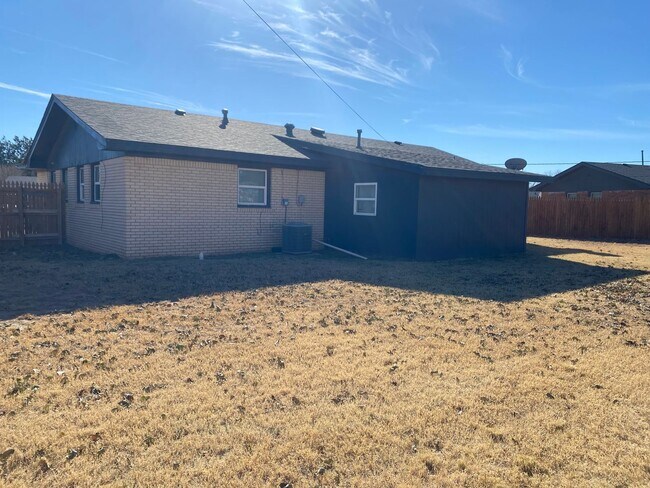 Building Photo - 3/2/1 Great Price Great Location. Available Now!