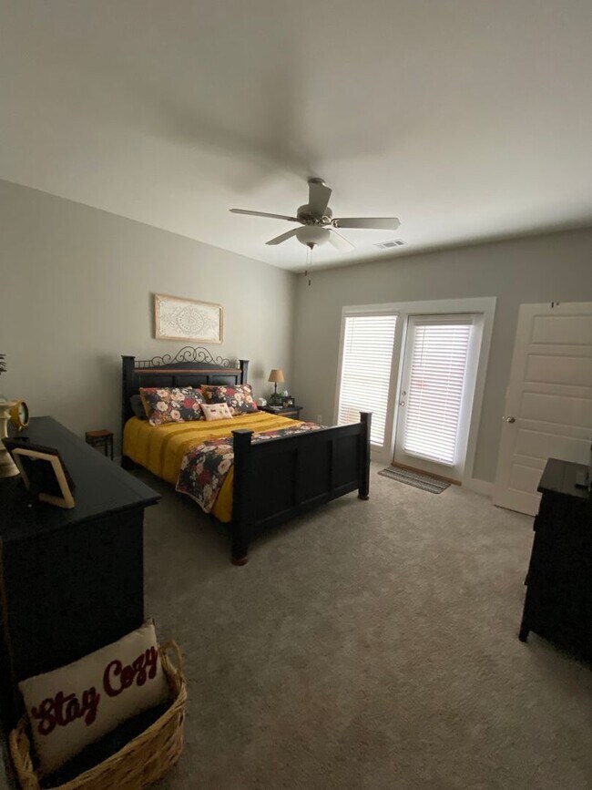 Building Photo - Fox Run Village Duette with Amenities