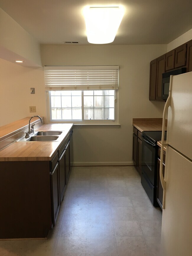 Building Photo - 656 Oleander Cir