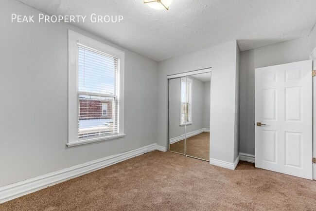 Building Photo - 419 E Mithoff St