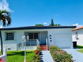 Building Photo - 8842 Carlyle Ave