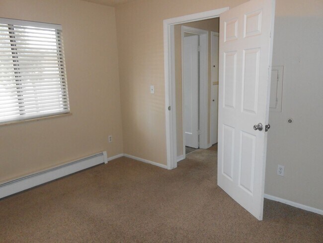 Building Photo - 2 Bed 1 Bath Apartment Near Lincoln Park