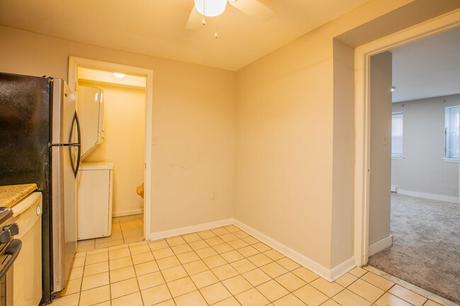 Building Photo - Cute 2 BR/1 BA Condo Apartment in Bellevue!