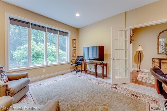 Building Photo - 1050 Oakwood Dr