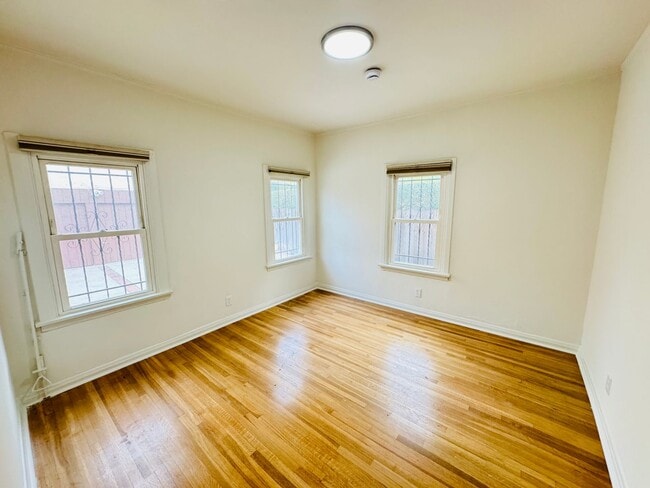 Building Photo - 902-360 N MANSFIELD AVE