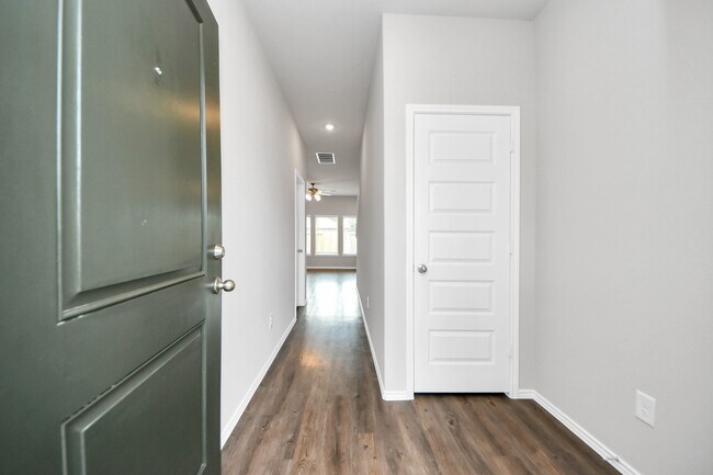 Building Photo - 21235 Mem Vis Dr