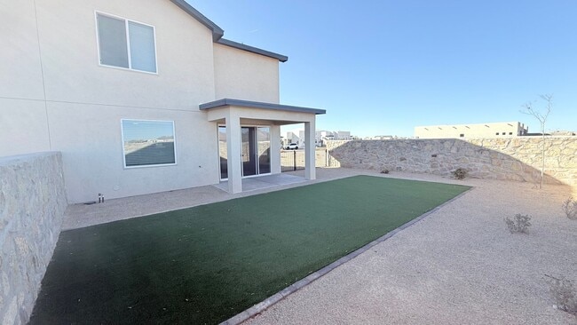 Building Photo - Light and airy 3-bed, 3-bath townhome in one of the area’s most highly desired Red Hawk area.