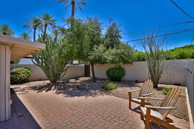 Building Photo - 3 Bedroom + den with pool