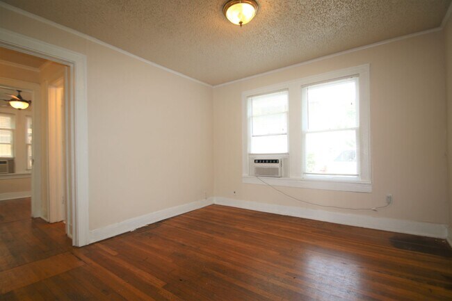 Building Photo - Charming 2/1 Downstairs Apartment Unit w/ ...