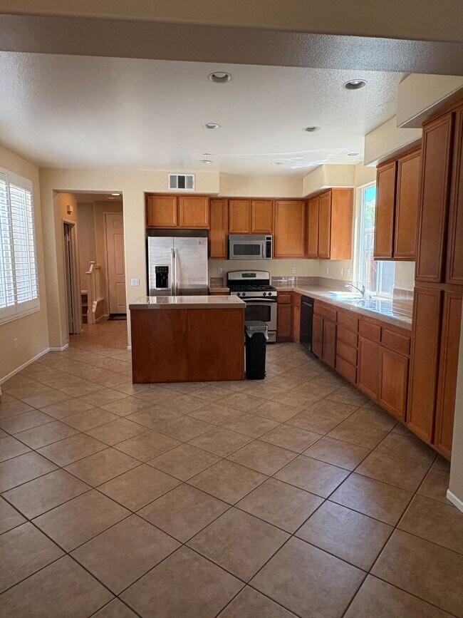 Building Photo - 3 bedroom, 2.5 bath Home located in the Gated College Lane Community in Redlands, CA