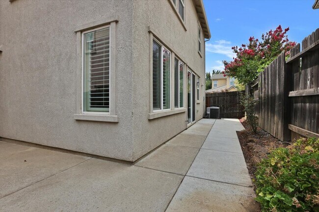 Building Photo - 683 Courtyards Loop