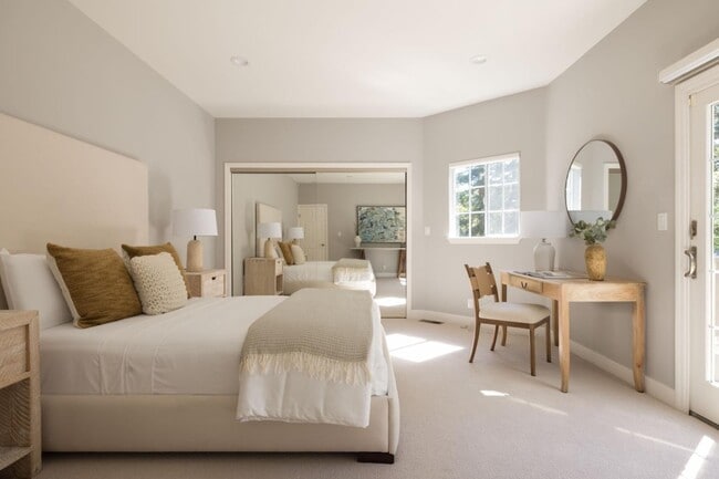 Building Photo - 10 Meadow Ln