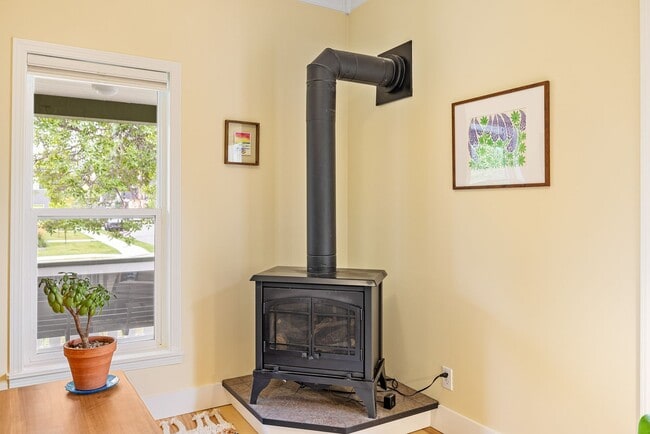 Building Photo - Fully Furnished Northside Bungalow Available for Month of August, 2026