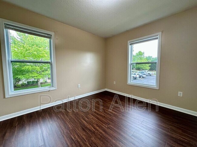 Building Photo - 8 Zell Ln