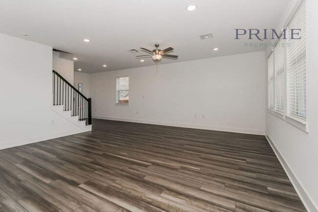 Building Photo - Large New Build in Pflugerville!