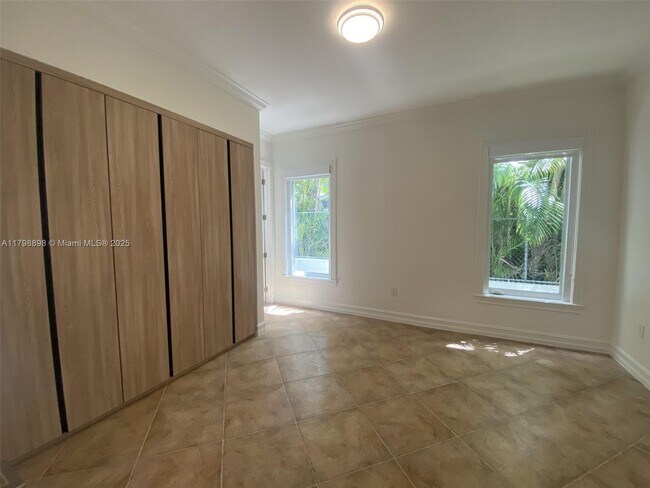 Building Photo - 2422 S Miami Ave