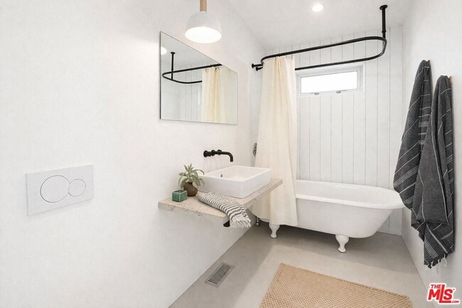 Building Photo - 2107 Mayview Dr