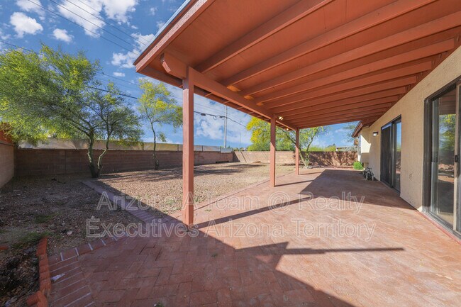 Building Photo - 10140 E Karen Pl