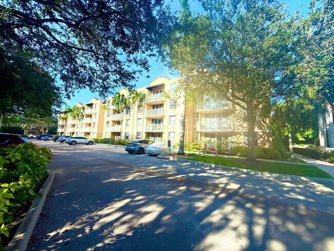 Building Photo - 649 E Sheridan St