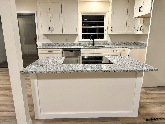 Building Photo - 2051 S Post Rd