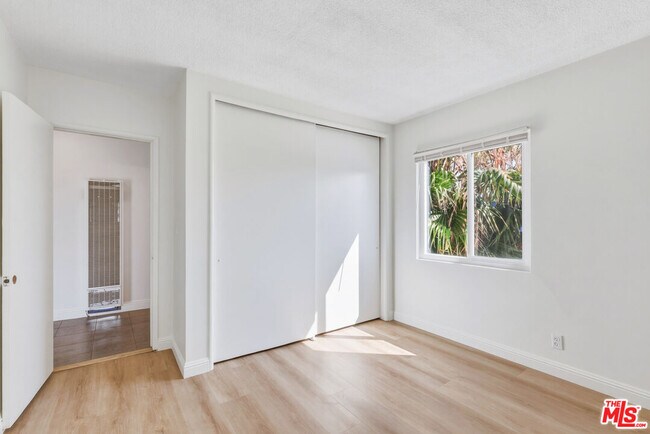 Building Photo - 5117 Crenshaw Blvd