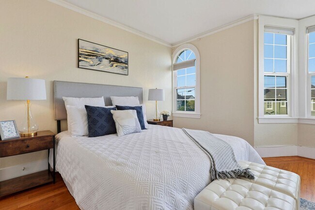 Building Photo - Charming Seacliff Top Floor Condo Unit with views of Golden Gate Bridge!