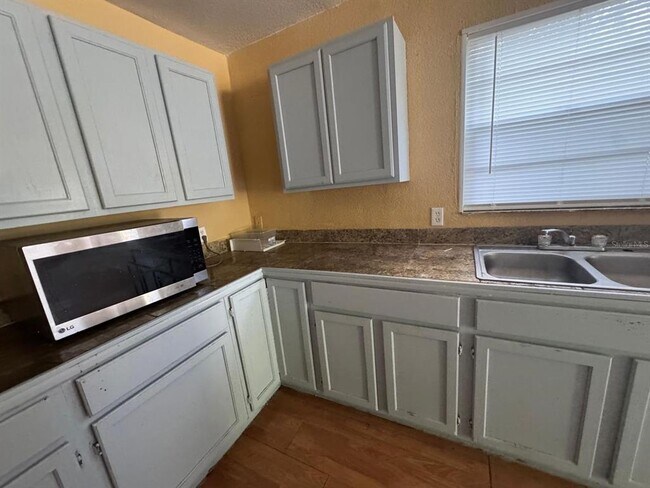 Building Photo - 140 E 12th St