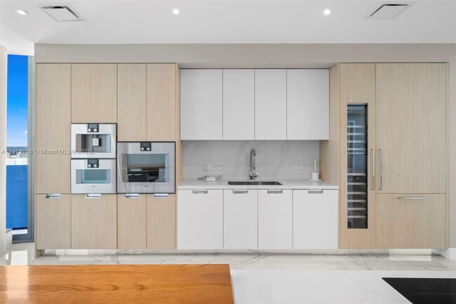 Building Photo - 15701 Collins Ave