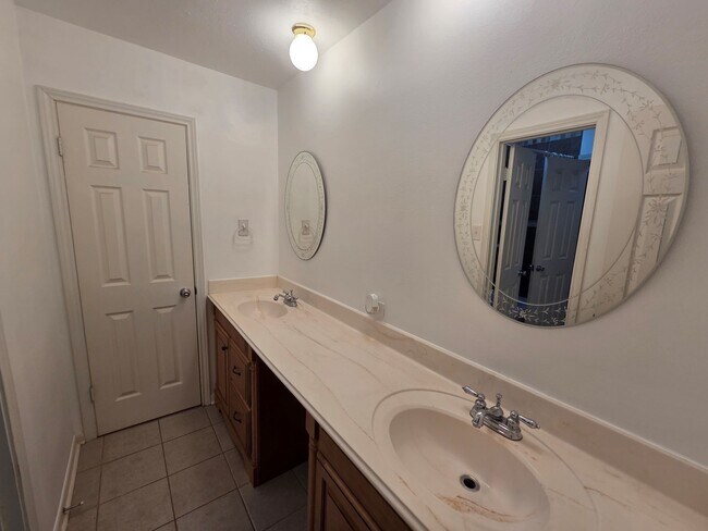 Building Photo - 2121 Redwood St